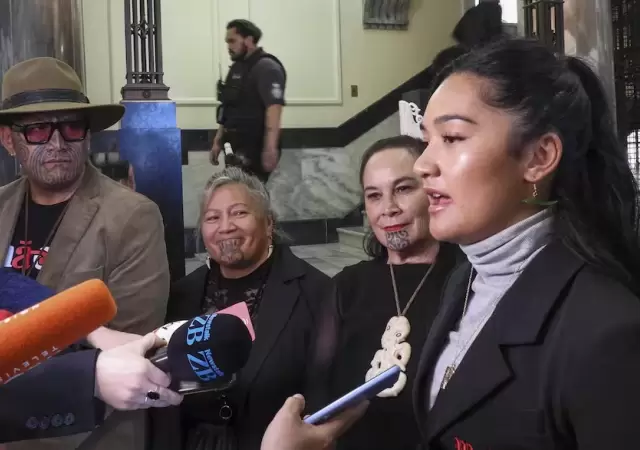 Video: Diputados maor�es desaf�an al Gobierno con una protesta que paraliza la sesi�n