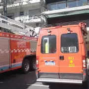 Un incendio en Palermo dej� 18 evacuados... �y un chimango casi se ahoga!