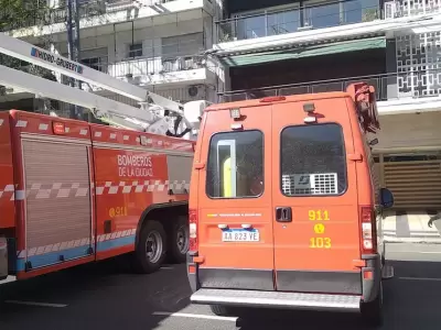 Un incendio en Palermo dej� 18 evacuados... �y un chimango casi se ahoga!