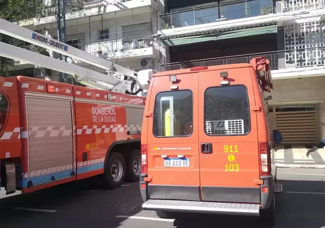 Un incendio en Palermo dej� 18 evacuados... �y un chimango casi se ahoga!