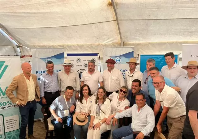 Victoria Villarruel con representantes del campo.