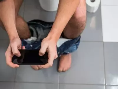 Celular en el ba�o.