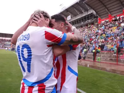 El abrazo entre Enciso y Almir�n, los goleadores de Paraguay