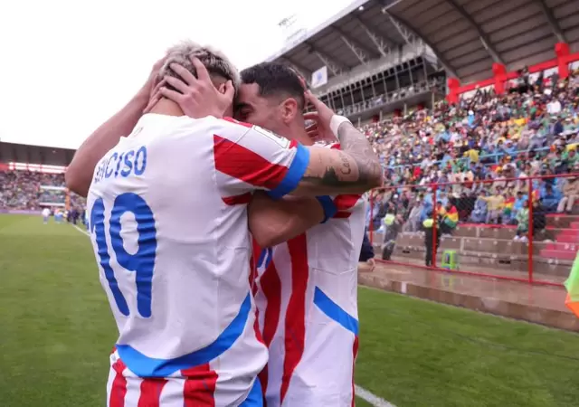 El abrazo entre Enciso y Almir�n, los goleadores de Paraguay