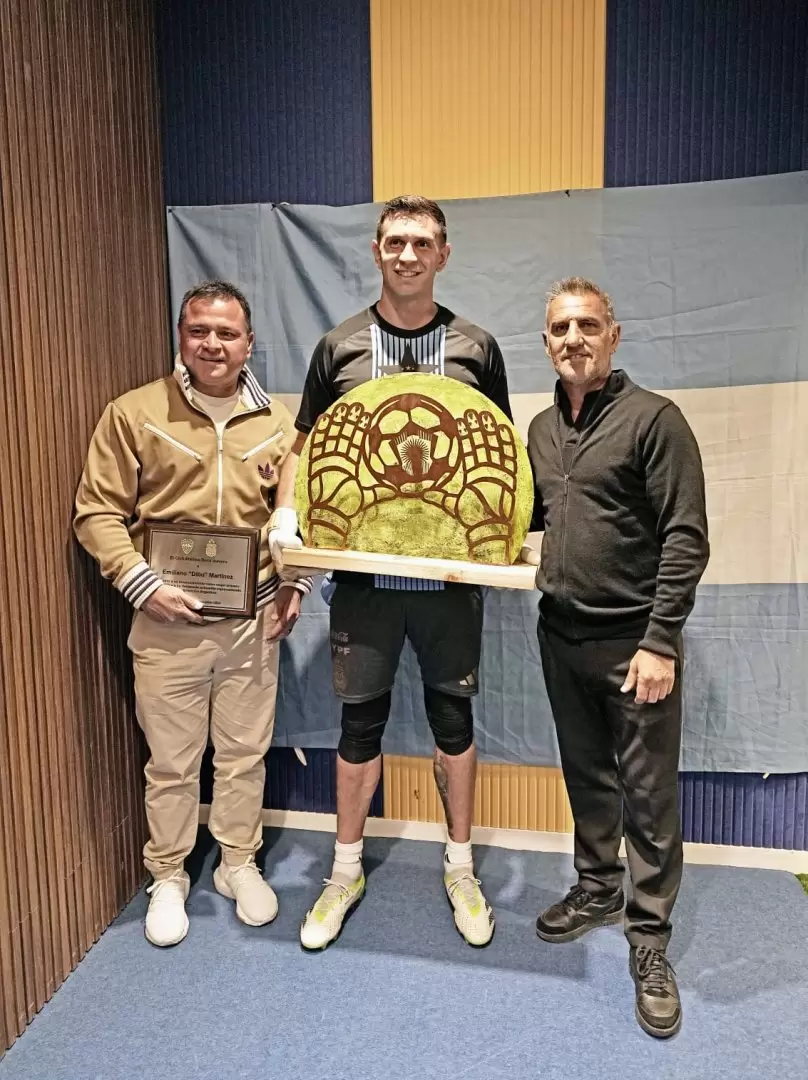 Dibu con los dirigentes de Boca, Marcelo Delgado y Ra�l Cascini.