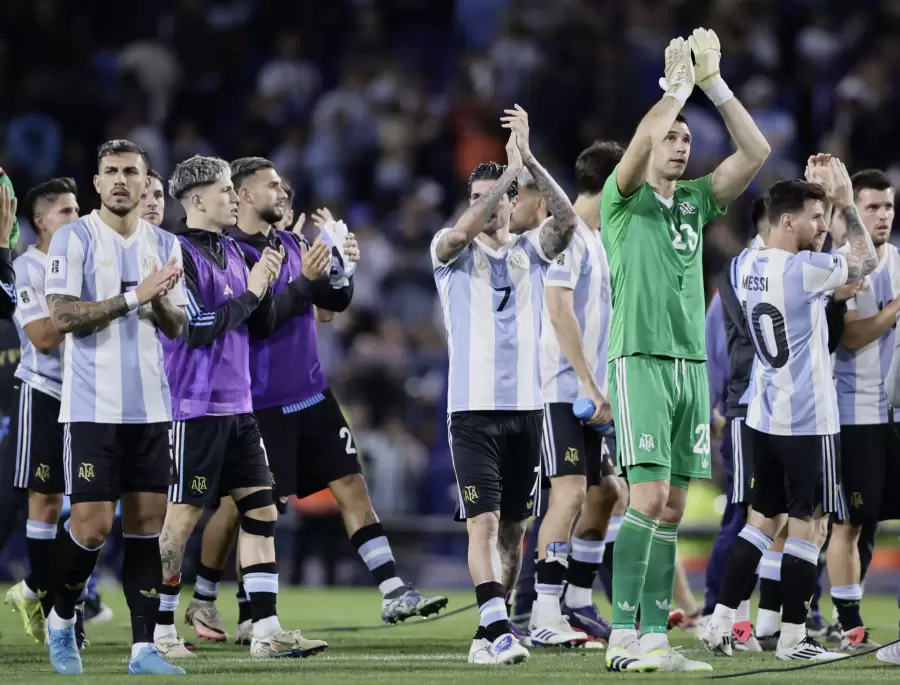 La Selección argentina venció a Perú y sigue firme en la punta de la tabla