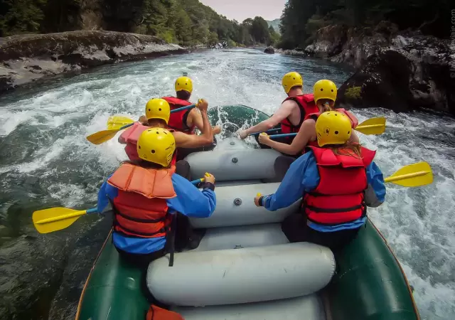 Rafting en el R�o Manso, en El Bols�n.