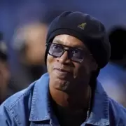 Ronaldinho fue a ver NBA y despertó el malestar de los futboleros brasileños