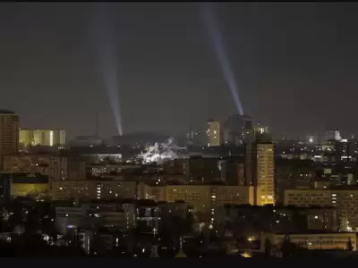 El sistema de defensa a�rea kievita encendi� sus reflectores a mitad de la noche para derribar las oleadas de drones.