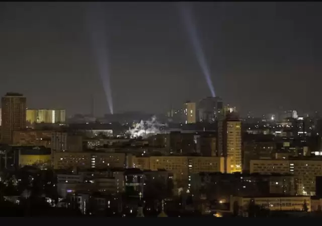 El sistema de defensa a�rea kievita encendi� sus reflectores a mitad de la noche para derribar las oleadas de drones.