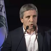 Caputo anunci� que terminar� el cepo en 2025 y bajar� el valor del d�lar tarjeta