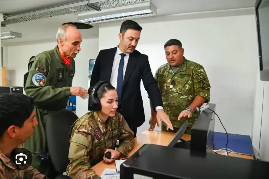 Valverde junto al ministro de Defensa, Luis Petri. (Foto: Ministerio de Defensa)