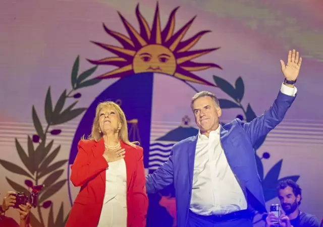 Yamand� Orsi junto a su vice, Carolina Cosse.