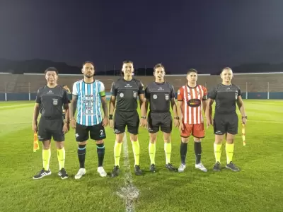la foto de la terna arbitral junto los capitanes de Argentino y la Punta