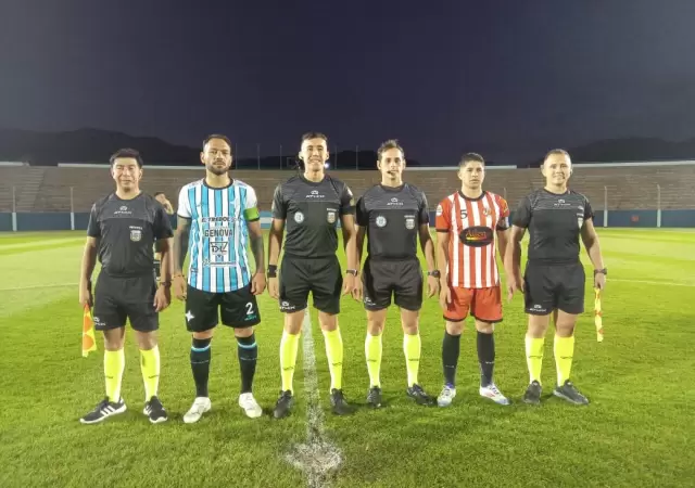 la foto de la terna arbitral junto los capitanes de Argentino y la Punta