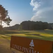 Palos, prejuicios y mate: el esc�ndalo en el club de golf que indigna a la sociedad