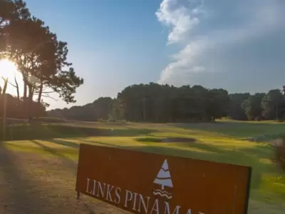 Palos, prejuicios y mate: el esc�ndalo en el club de golf que indigna a la sociedad