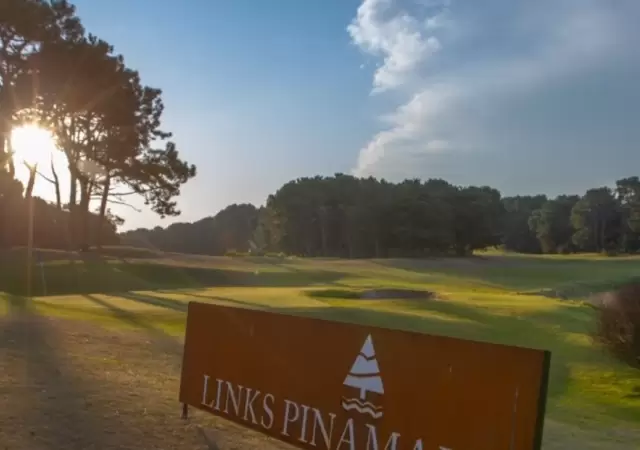 Palos, prejuicios y mate: el esc�ndalo en el club de golf que indigna a la sociedad