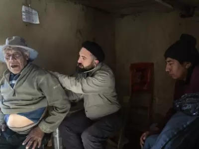 Fusaro examina paciente en el Cerro Cha�i.