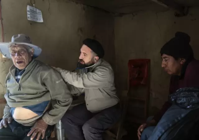 Fusaro examina paciente en el Cerro Cha�i.