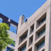 Una mujer amenaz� con tirarse de un edificio en el centro mendocino