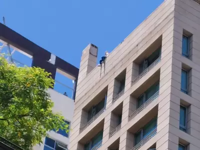 La mujer en la terraza del hotel.