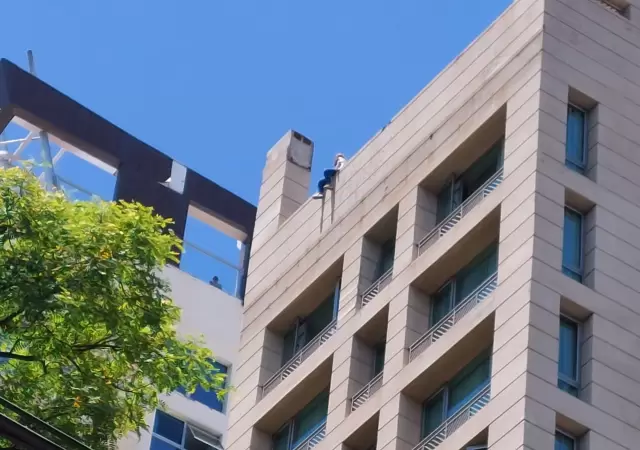 La mujer en la terraza del hotel.