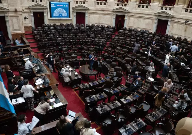 "Hace a�os que la dirigencia est� cuestionada, y defiende al sindicalismo argentino. No han llevado a buen puerto a los trabajadores" (V. Razzini)