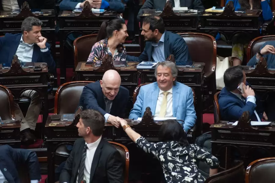 Jos� Luis Espert saluda a miembros de La Libertad Avanza, en la frustrada sesi�n de este martes.