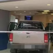 Impactante: un barra de Boca destruy� la entrada de un hospital con su camioneta