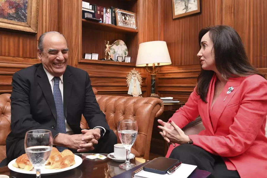 Antes de brindar su informe, Francos convers� con la titular del senado, victoria Villarruel. (Foto: NA/Oficina de Comunicaci�n del Senado)