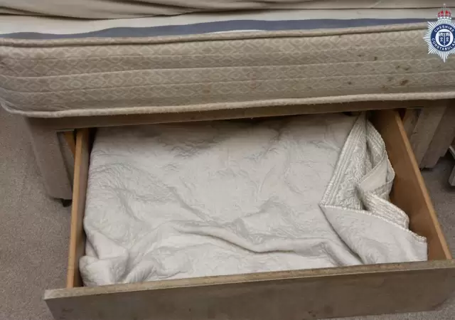 Foto distribuida por la Policia del caj�n bajero del somier de la cama donde fue encerrada la ni�a por tres a�os. /