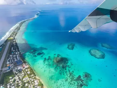 Tuvalu desde el aire: es parte de un atol�n, y cuenta con una pista de aterrizaje en la parte m�s ancha de su franja territorial.