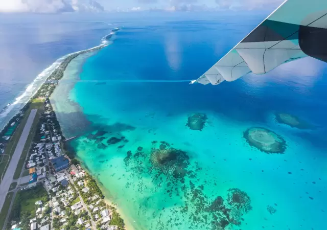 Tuvalu desde el aire: es parte de un atol�n, y cuenta con una pista de aterrizaje en la parte m�s ancha de su franja territorial.