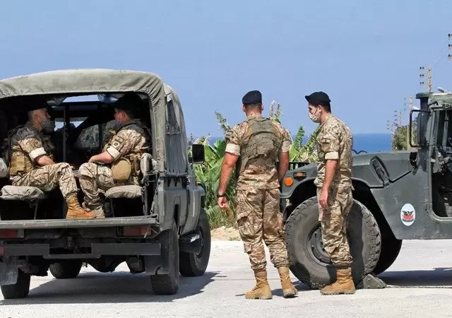 Las tropas del ej�rcito liban�s se apresuran para desplegarse en el sur y el este del pa�s, mientras Israel se repliega lentamente.