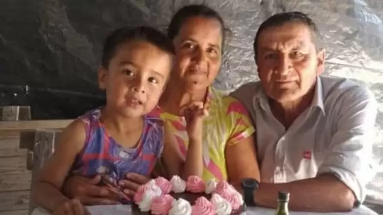 Tiempos felices: el peque�o Loan junto a sus padres en una celebraci�n familiar. (Foto: web)