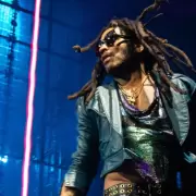 Lenny Kravitz subió a un fanático al escenario y flameó la bandera argentina