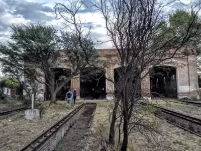 Talleres ferroviarios que a�n se mantienen en pie. El censo de 1942 registr� su m�ximo poblamiento: 306 habitantes en el �mbito urbano.