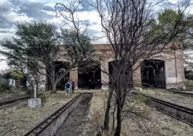 Talleres ferroviarios que a�n se mantienen en pie. El censo de 1942 registr� su m�ximo poblamiento: 306 habitantes en el �mbito urbano.