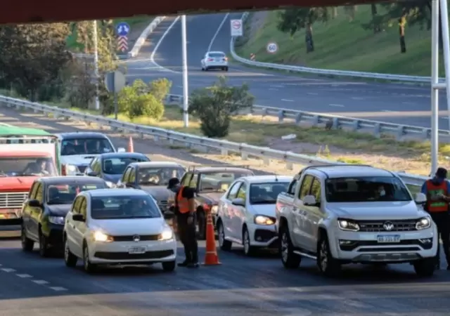 Control de tr�nsito de la Polic�a de Mendoza sobre el Acceso Sur en Guaymall�n.