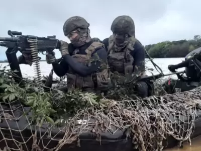 Imagen de un bote durante el ejercicio militar "Soberan�a" en el R�o Paran�.