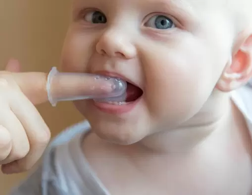 Los primeros dientes de leche que salen o erupcionan en la boca del beb� son los incisivos centrales inferiores.