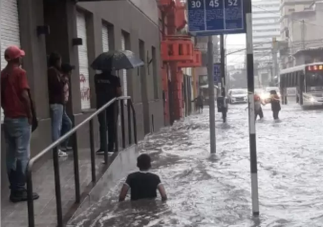 La capital de Jujuy fue un caos por la gran cantidad de agua precipitada en pocos minutos por una tormenta severa.