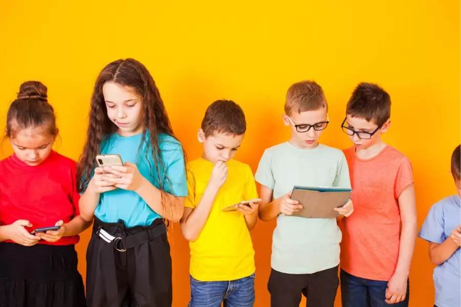 Australia aprobó una ley que prohíbe el acceso a redes sociales a menores de 16 años