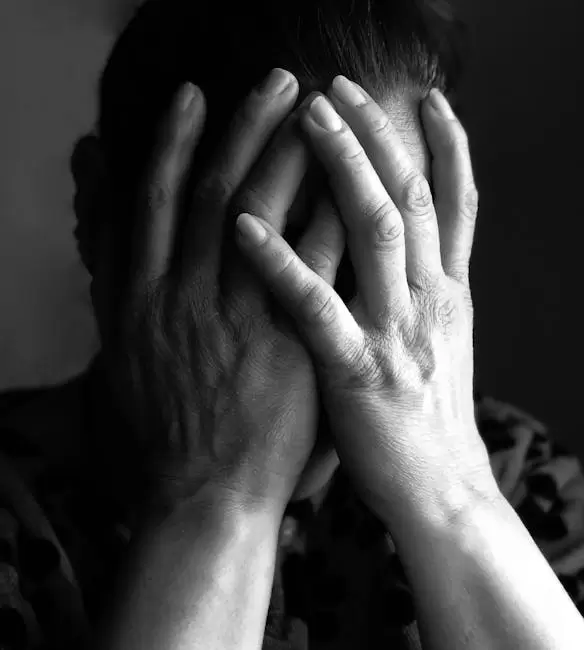 Primer Plano Extremo De Una Mujer Cubri�ndose El Rostro