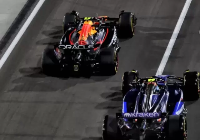 Franco Colapinto super� a Checo P�rez en la largada desde boxes