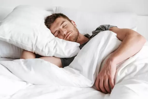 Persona que duerme bien.