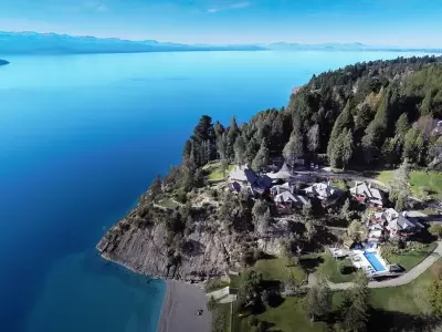 El espectacular hotel est� sobre una ladera rocosa.