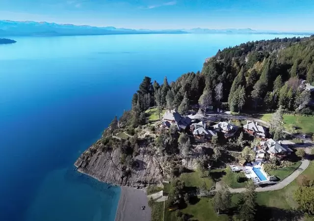 El espectacular hotel est� sobre una ladera rocosa.