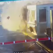 Video: se estrell� contra la cabina de un peaje y muri� en el acto